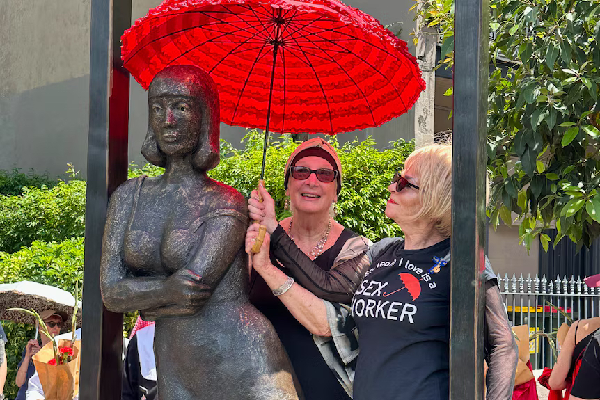 May and Bates, along with Freyne and dozens of allies, celebrated the bronze statue's return to Darlinghurst. Photo: Tracey Spring/ABC Compass